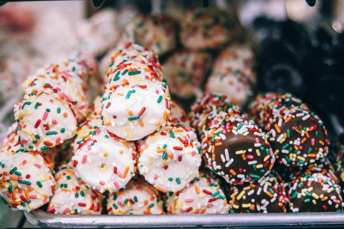 6 milk chocolate marshmallows with sprinklers, 6 white chocolate marshmallows with sprinklers Mega Marshmallows