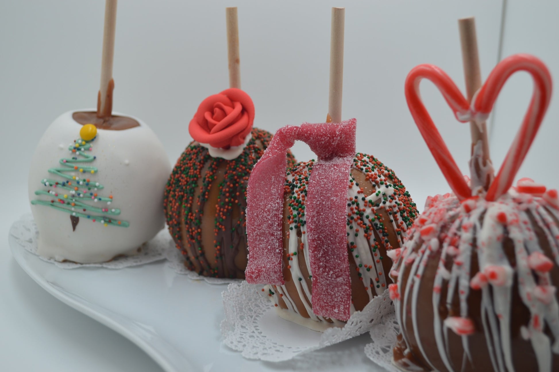 4 Christmas caramel apples.